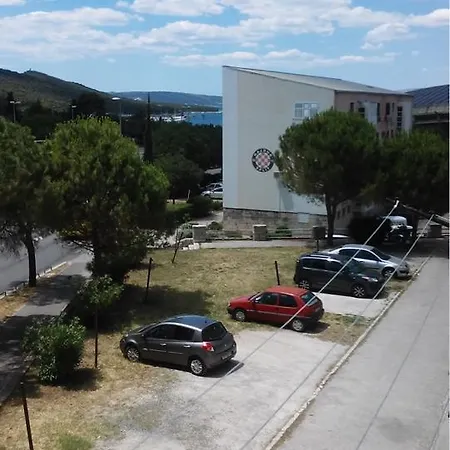 Tony Apartment Split